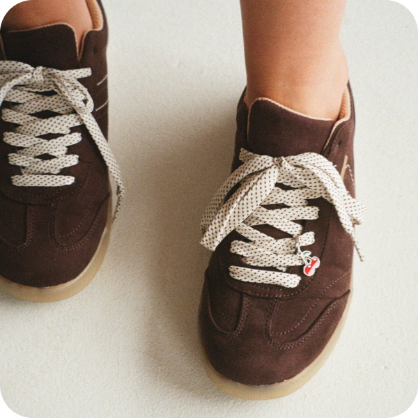 woman wearing the be true sneaker in dark umber brown