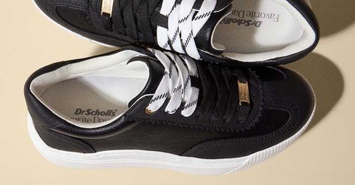 fd01 lace up sneaker in black with white laces