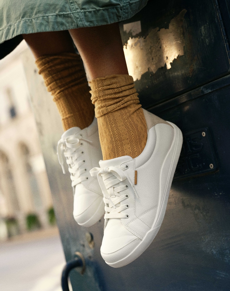 be bright sneaker in white